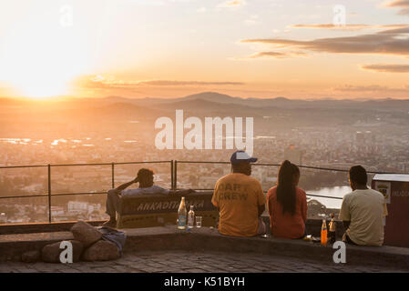 Les personnes bénéficiant de la vue sur la ville depuis la ville haute (Haute-Ville) au coucher du soleil, Antananarivo, Madagascar Banque D'Images