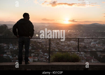 Les personnes bénéficiant de la vue sur la ville depuis la ville haute (Haute-Ville) au coucher du soleil, Antananarivo, Madagascar Banque D'Images