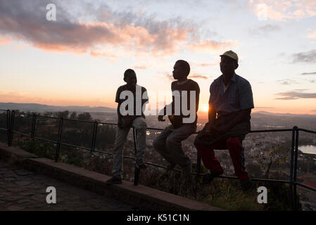 Les personnes bénéficiant de la vue sur la ville depuis la ville haute (Haute-Ville) au coucher du soleil, Antananarivo, Madagascar Banque D'Images