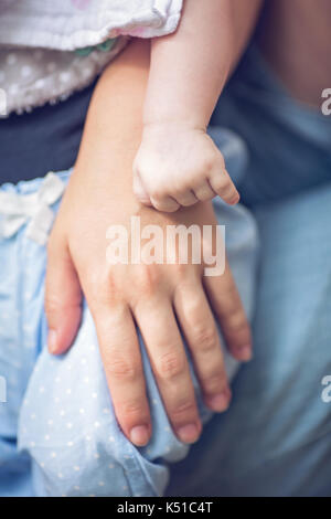 Bebe Fille Main Poing Ferme Photo Stock Alamy