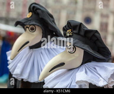 Venise, Italie - mars 02, 2014 : Couple non identifié portant le masque du médecin de la peste (medico della peste) dans la place San Marco à Venise pendant le carn Banque D'Images