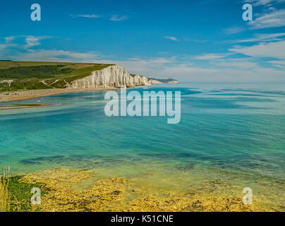 Les Sept Soeurs Cliffs,Sussex England,à partir de la rive-de l'autre côté de la baie. Banque D'Images