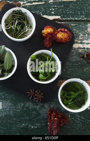 Vue aérienne de différentes épices et herbes sur table en bois Banque D'Images