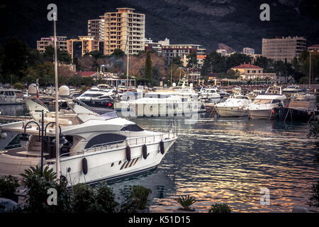 Yachts de luxe et bateaux amarrés dans le port de mer au coucher du soleil Banque D'Images