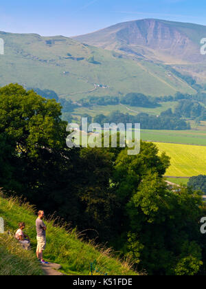 Couple la vue en regardant Mam Tor de Castleton dans le Derbyshire Peak District England UK en été. Banque D'Images