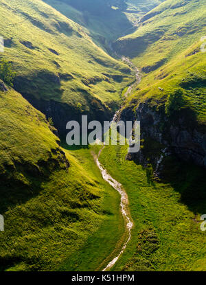 Vue plongeante sur une Dale grotte calcaire sec valley près de Castleton dans le Derbyshire Peak District England UK Banque D'Images