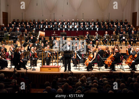 Bill Turnbull présente sur scène avec le Royal Liverpool Philharmonic Orchestra au cours du 25e anniversaire de classic fm concert au Liverpool Philharmonic Hall. classic fm a lancé il y a 25 ans aujourd'hui et est maintenant le plus populaire station de musique classique. press association. photo photo date : Jeudi 7 septembre 2017. crédit photo doit se lire : matt crossick/pa wire Banque D'Images