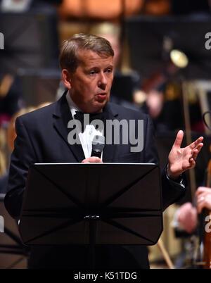 Bill Turnbull présente sur scène avec le Royal Liverpool Philharmonic Orchestra au cours du 25e anniversaire de classic fm concert au Liverpool Philharmonic Hall. classic fm a lancé il y a 25 ans aujourd'hui et est maintenant le plus populaire station de musique classique. press association. photo photo date : Jeudi 7 septembre 2017. crédit photo doit se lire : matt crossick/pa wire Banque D'Images