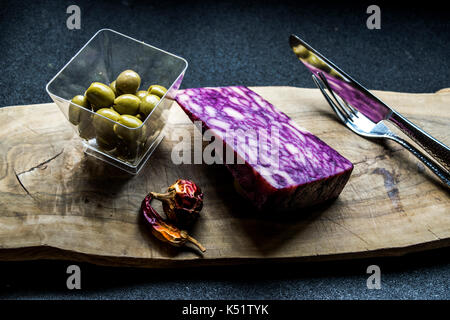 Vin pourpre avec fromage et olives vertes piment sec Banque D'Images