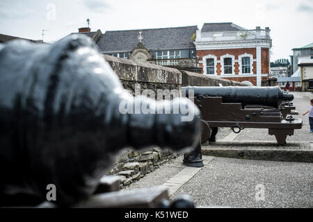 Canons sur les remparts historiques de la ville de Derry / Londonderry (Irlande du Nord) Banque D'Images