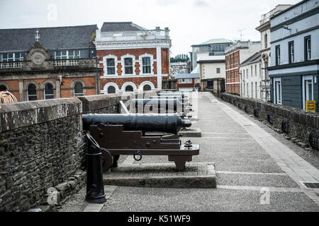 Canons sur les remparts historiques de la ville de Derry / Londonderry (Irlande du Nord) Banque D'Images