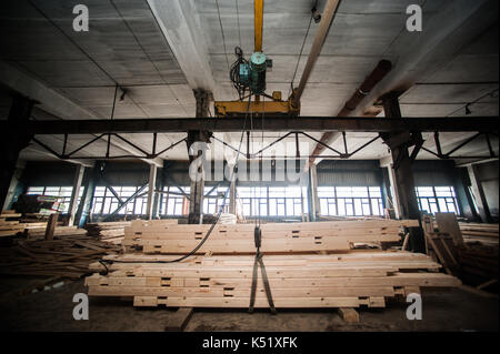 Poutres en bois pile dans l'usine. une pile de nouveaux bars transformés dans le hall de production. d'un côté Banque D'Images