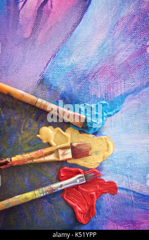 Pinceaux et couleurs sur les toiles peintes Banque D'Images