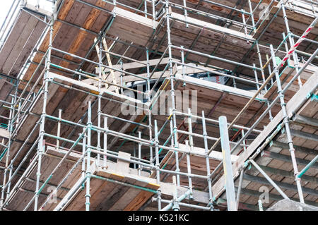 Système complet d'échafaudages et les panneaux d'échafaudage donnant accès aux étages supérieurs du bâtiment pour des travaux de maintenance. Banque D'Images