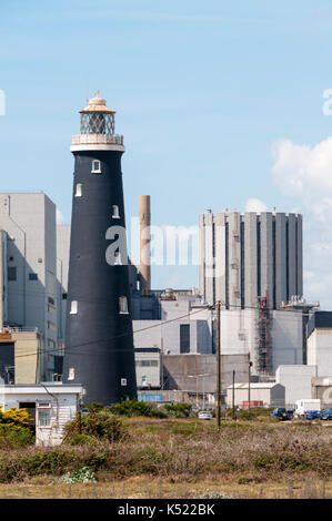 Vieux phare dormeur en face de la centrale nucléaire de Dungeness Banque D'Images