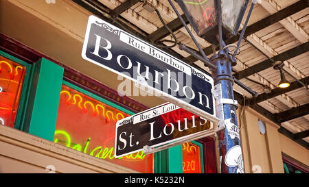 Inscrivez-vous sur la célèbre Bourbon Street dans le quartier français de la Nouvelle-Orléans, Louisiane Banque D'Images