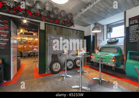 Retro intérieur restaurant 'Le kamchatka' dans l'Union soviétique. style tables dans le hall d'une des pièces de voiture rétro Banque D'Images