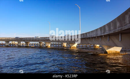 Échangeur autoroutier s'étend dans le golfe du Mexique à Biloxi, Mississippi Banque D'Images