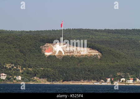 Canakkale, Turquie - Juillet 02, 2017 : le mémorial de kilitbahir dur yolcu district. traduction en anglais de ce mémorial est traveller arrêter ! Le sol que vous Banque D'Images