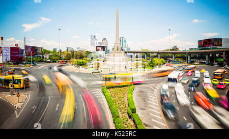 Au rond-point de circulation entourant Victory Monument à Bangkok, Thaïlande