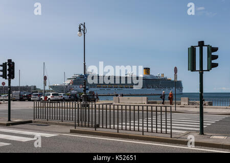 Street à Trieste, en Italie, avec le Costa Luminosa navire de croisière de luxe dans l'arrière-plan Banque D'Images