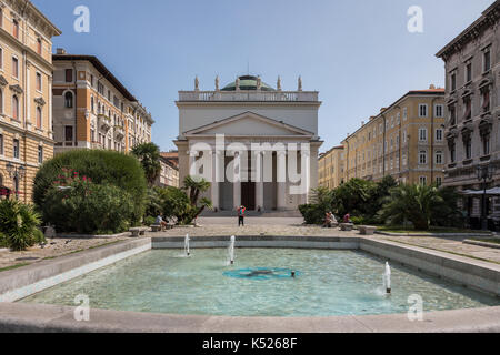 Square et église de Sant' Antonio Taumaturgo, Trieste, Frioul-Vénétie Julienne, Italie Banque D'Images