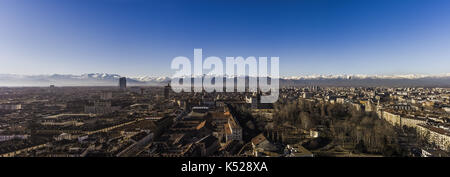 Panorama de Turin, avec les Alpes en fond de l'air chaud et un ballon, Turin, Italie Banque D'Images