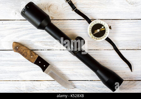 Vue d'optique, couteau de chasse et vintage compas. Composition de la chasse. Banque D'Images
