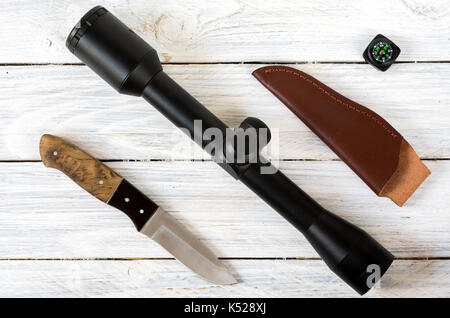 Lunette de visée et couteau de chasse, sur un fond blanc. Mise à plat. Banque D'Images