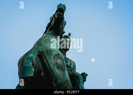 Statue de bronze et la lune en face du Palais Royal, Turin, Italie Banque D'Images