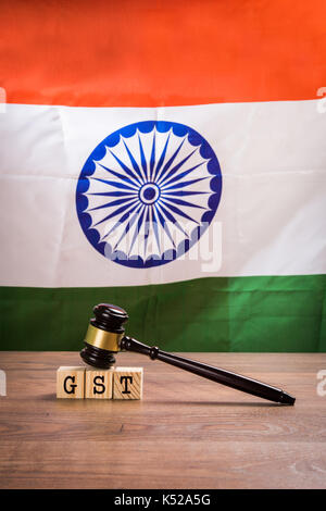 Stock photo du bas de la TPS en Inde. tps texte écrit sur des blocs de bois avec un marteau dessus et drapeau national indien ou tricolore dans le backgroun Banque D'Images