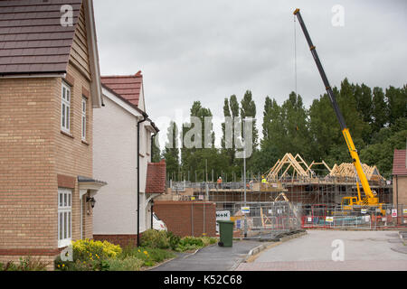 Redrow développement domiciliaire de Newton,Cambridge Le 5 septembre.La société a annoncé aujourd'hui un ensemble d'enregistrement des résultats. Housebuilder Redrow a présenté un ensemble d'enregistrement des résultats, malgré la crainte d'un ralentissement du marché du logement et de la volatilité de l'environnement politique et économique. L'entreprise a vu augmenter les revenus de 20 % à EUR 1,66 milliards de dollars au cours de l'année au 30 juin, tandis que le résultat avant impôt a augmenté de 26 % à €315 millions. Banque D'Images