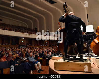 Vue générale de l'auditoire comme le Royal Liverpool Philharmonic Orchestra se présente lors du concert du 25e anniversaire de Classic FM au Liverpool Philharmonic Hall. Classic FM a été lancé il y a 25 ans aujourd'hui et est aujourd'hui la station de musique classique la plus populaire du Royaume-Uni. APPUYEZ SUR ASSOCIATION photo. Date de la photo : jeudi 7 septembre 2017. Le crédit photo devrait se lire: Matt Crossick/PA Wire Banque D'Images