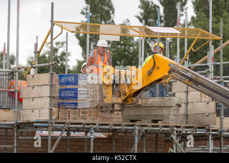 Redrow développement domiciliaire de Newton,Cambridge Le 5 septembre.La société a annoncé aujourd'hui un ensemble d'enregistrement des résultats. Housebuilder Redrow a présenté un ensemble d'enregistrement des résultats, malgré la crainte d'un ralentissement du marché du logement et de la volatilité de l'environnement politique et économique. L'entreprise a vu augmenter les revenus de 20 % à EUR 1,66 milliards de dollars au cours de l'année au 30 juin, tandis que le résultat avant impôt a augmenté de 26 % à €315 millions. Banque D'Images