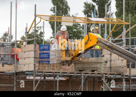 Redrow développement domiciliaire de Newton,Cambridge Le 5 septembre.La société a annoncé aujourd'hui un ensemble d'enregistrement des résultats. Housebuilder Redrow a présenté un ensemble d'enregistrement des résultats, malgré la crainte d'un ralentissement du marché du logement et de la volatilité de l'environnement politique et économique. L'entreprise a vu augmenter les revenus de 20 % à EUR 1,66 milliards de dollars au cours de l'année au 30 juin, tandis que le résultat avant impôt a augmenté de 26 % à €315 millions. Banque D'Images