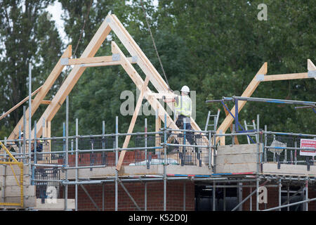 Redrow développement domiciliaire de Newton,Cambridge Le 5 septembre.La société a annoncé aujourd'hui un ensemble d'enregistrement des résultats. Housebuilder Redrow a présenté un ensemble d'enregistrement des résultats, malgré la crainte d'un ralentissement du marché du logement et de la volatilité de l'environnement politique et économique. L'entreprise a vu augmenter les revenus de 20 % à EUR 1,66 milliards de dollars au cours de l'année au 30 juin, tandis que le résultat avant impôt a augmenté de 26 % à €315 millions. Banque D'Images