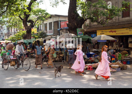 Des religieuses et autres de la population locale à l'animation zegyo (également connu sous le nom de zay cho) marché à Mandalay, Myanmar (Birmanie). Banque D'Images