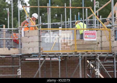 Redrow développement domiciliaire de Newton,Cambridge Le 5 septembre.La société a annoncé aujourd'hui un ensemble d'enregistrement des résultats. Housebuilder Redrow a présenté un ensemble d'enregistrement des résultats, malgré la crainte d'un ralentissement du marché du logement et de la volatilité de l'environnement politique et économique. L'entreprise a vu augmenter les revenus de 20 % à EUR 1,66 milliards de dollars au cours de l'année au 30 juin, tandis que le résultat avant impôt a augmenté de 26 % à €315 millions. Banque D'Images