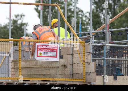 Redrow développement domiciliaire de Newton,Cambridge Le 5 septembre.La société a annoncé aujourd'hui un ensemble d'enregistrement des résultats. Housebuilder Redrow a présenté un ensemble d'enregistrement des résultats, malgré la crainte d'un ralentissement du marché du logement et de la volatilité de l'environnement politique et économique. L'entreprise a vu augmenter les revenus de 20 % à EUR 1,66 milliards de dollars au cours de l'année au 30 juin, tandis que le résultat avant impôt a augmenté de 26 % à €315 millions. Banque D'Images