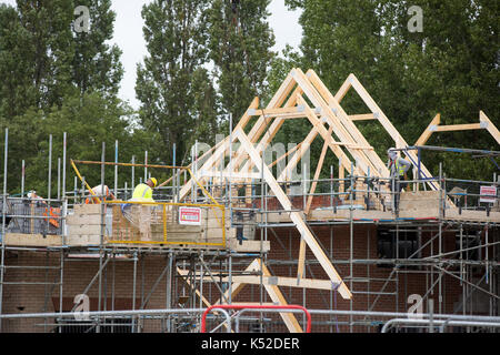 Redrow développement domiciliaire de Newton,Cambridge Le 5 septembre.La société a annoncé aujourd'hui un ensemble d'enregistrement des résultats. Housebuilder Redrow a présenté un ensemble d'enregistrement des résultats, malgré la crainte d'un ralentissement du marché du logement et de la volatilité de l'environnement politique et économique. L'entreprise a vu augmenter les revenus de 20 % à EUR 1,66 milliards de dollars au cours de l'année au 30 juin, tandis que le résultat avant impôt a augmenté de 26 % à €315 millions. Banque D'Images