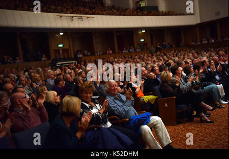 Vue générale de l'auditoire comme le Royal Liverpool Philharmonic Orchestra se présente lors du concert du 25e anniversaire de Classic FM au Liverpool Philharmonic Hall. Classic FM a été lancé il y a 25 ans aujourd'hui et est aujourd'hui la station de musique classique la plus populaire du Royaume-Uni. APPUYEZ SUR ASSOCIATION photo. Date de la photo : jeudi 7 septembre 2017. Le crédit photo devrait se lire: Matt Crossick/PA Wire Banque D'Images