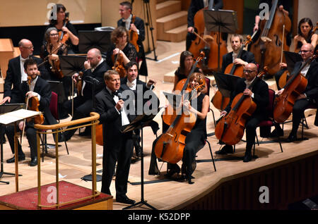 Bill Turnbull présente sur scène avec le Royal Liverpool Philharmonic Orchestra au cours du 25e anniversaire de classic fm concert au Liverpool Philharmonic Hall. classic fm a lancé il y a 25 ans aujourd'hui et est maintenant le plus populaire station de musique classique. press association. photo photo date : Jeudi 7 septembre 2017. crédit photo doit se lire : matt crossick/pa wire Banque D'Images