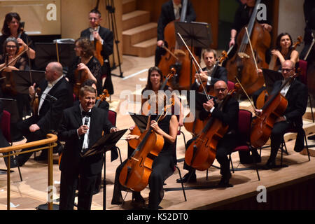 Bill Turnbull présente sur scène avec le Royal Liverpool Philharmonic Orchestra au cours du 25e anniversaire de classic fm concert au Liverpool Philharmonic Hall. classic fm a lancé il y a 25 ans aujourd'hui et est maintenant le plus populaire station de musique classique. press association. photo photo date : Jeudi 7 septembre 2017. crédit photo doit se lire : matt crossick/pa wire Banque D'Images