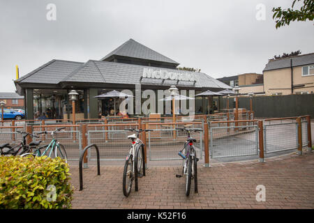 Le Mcdonald's à Cambridge où le personnel est maintenant une grève.mais il n'y avait aucun signe d'une quelconque ligne de piquetage à l'heure du déjeuner le lundi 4 septembre après les grévistes à gauche pour une réunion à Londres.La direction générale a été occupé et non grévistes avaient maintenant le restaurant ouvert. Mcdonald's sont des travailleurs mise en scène leur première grève britannique après la marche à deux magasins dans un litige sur les contrats et les conditions d'heures. Les travailleurs à Cambridge et Tata, au sud-est de Londres, a commencé l'action de 24 heures à minuit. Un syndicat a appelé une 'brave' déplacer par des employés rémunérés. Banque D'Images
