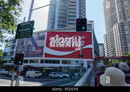 Le grand panneau de publicité Coca Cola dans Kings Cross Sydney Australie le 2016 novembre a depuis été remplacé Banque D'Images