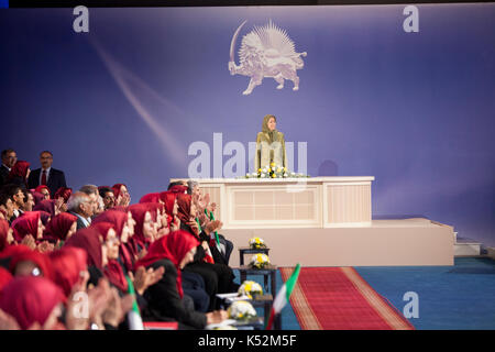 Tirana, Albanie. 06 sep, 2017. Maryam Rajavi félicite (pas vu) zahra merrikhi pour son élection en tant que nouveau secrétaire général de l'opposition iranienne, principe de l'organisation des Moudjahidine du peuple d'Iran (OMPI/mek) dans l'un des centres de mek. merrikhi, un membre vétéran de l'OMPI se sont engagés à allouer toutes les ressources de l'OMPI à établir la liberté et la démocratie en Iran. crédit : siavosh hosseini/pacific press/Alamy live news Banque D'Images