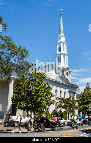 Savannah Georgia, quartier historique, Chippewa Square, Independent Presbyterian Church, steeple, cheval calèche, Segway, USA Etats-Unis Amérique du Nord Am Banque D'Images