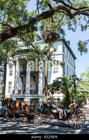 Savannah Georgia, quartier historique, Chippewa Square, Philbrick-Eastman House, cheval Carriage, USA Etats-Unis Amérique du Nord, GA170512136 Banque D'Images