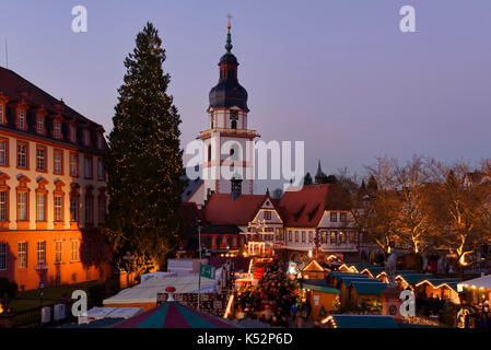 Foire de Noël sur le marché d'Erbach dans l'Odenwald, avec château, église paroissiale et mairie historique, Hesse, Allemagne Banque D'Images