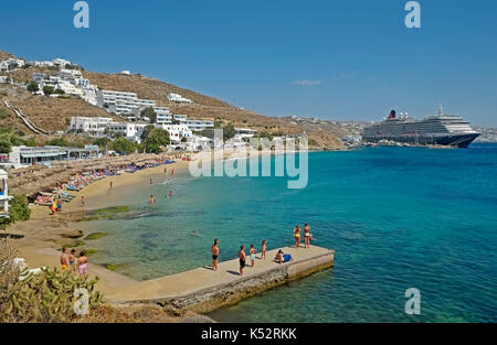 Bateau de croisière Queen Victoria San Stefano Agios Stefanos beach île grecque de la mer Égée Cyclades Mykonos Grèce UE Union Européenne Europe Banque D'Images